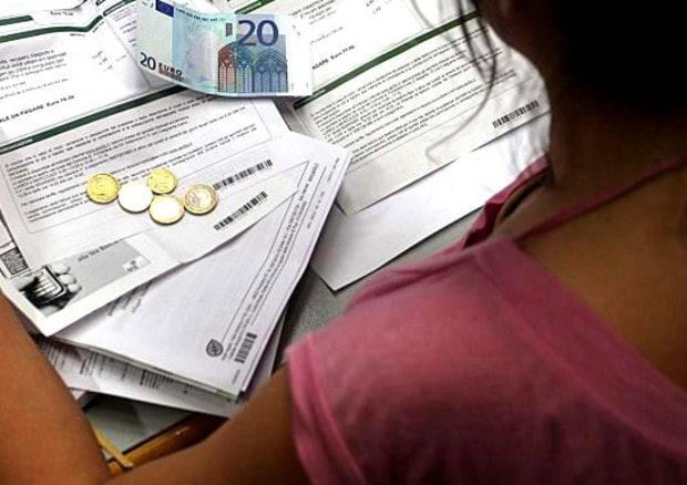 Bollette, da luglio aumentano quelle della luce, ma diminuiscono quelle del gas