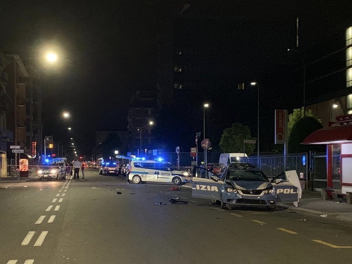Bologna, scooter contro auto della polizia: il porta-pizze muore sul colpo