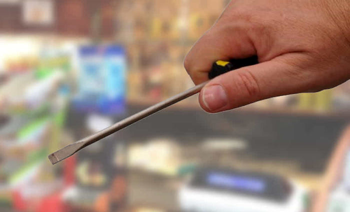 Roma, minaccia i passeggeri col cacciavite: arrestato borseggiatore sul bus