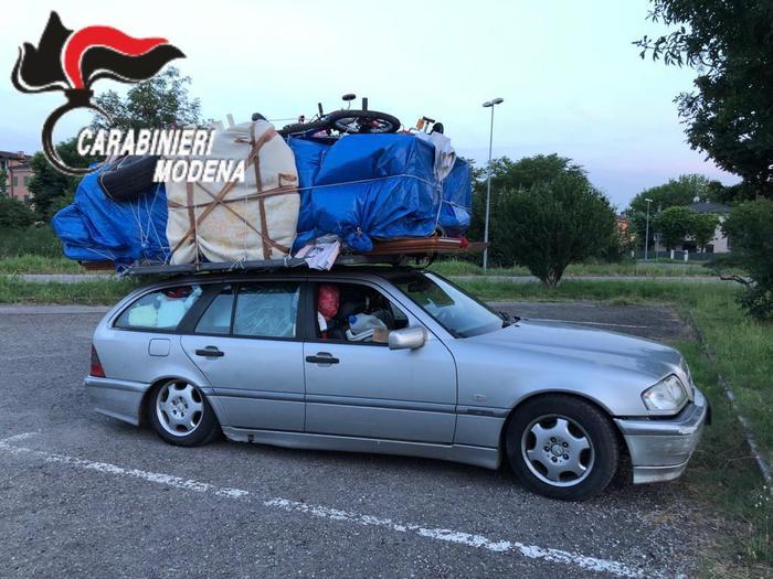 Patente ritirata, sul tetto dell'auto caricata l'intera camera da letto: rete, materasso, armadio, 4 bici, pentole...