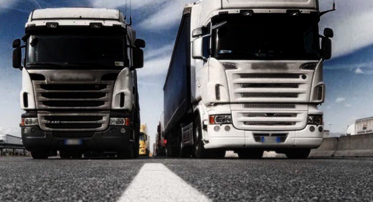 Lite tra camionisti sull'Autofiori per un sorpasso: uno estrae pistola ad aria compressa e spara al rivale