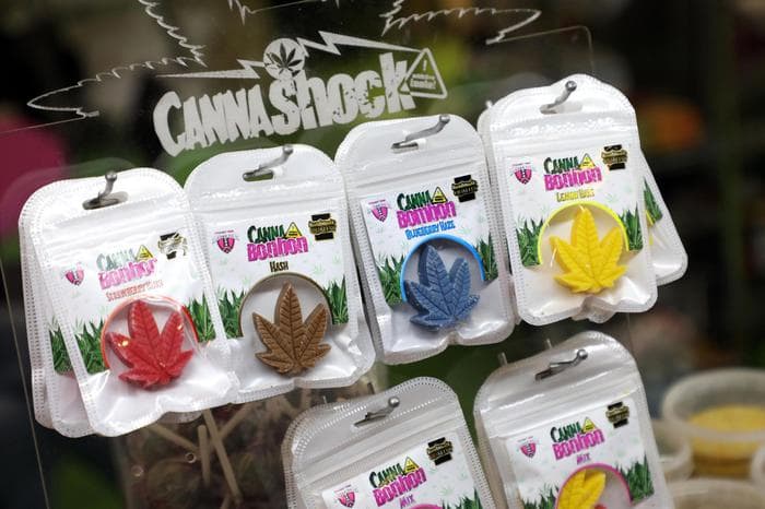 Cannabis light: gli sequestrano il negozio a Caserta, si incatena davanti per protesta