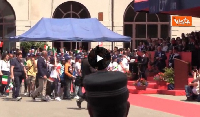 Festa dei Carabinieri, i ragazzi del bus di San Donato premiati a Milano con i militari VIDEO