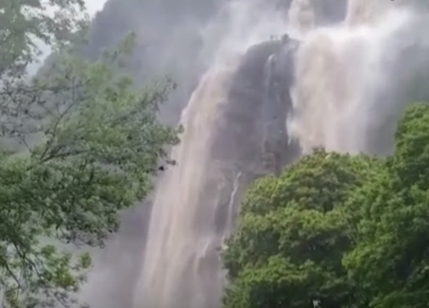 Maltempo in Lombardia, la cascata dell'Acquafraggia a Piuro dopo la piena del fiume VIDEO