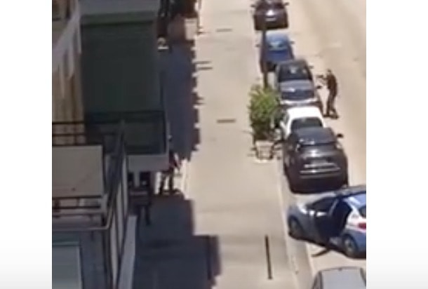 Caserta, minaccia i clienti del bar con una pistola giocattolo: la polizia gli spara alle gambe VIDEO