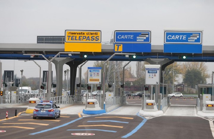 Cassino, inseguimento sulla A1. Con l'Alfa sfondano il casello e poi fuggono a piedi (foto d'archivio Ansa)