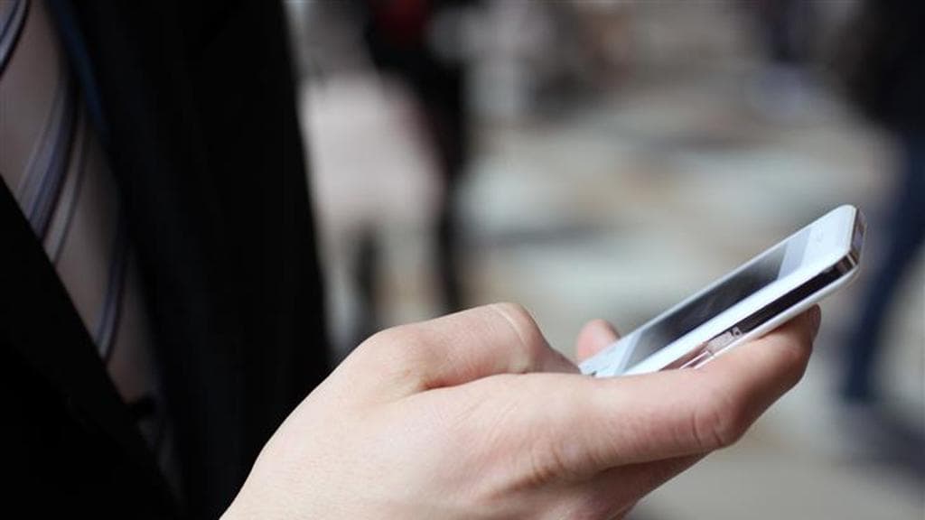 Ciclista investe maestra di yoga che attraversa guardando il cellulare: condannato a 112mila euro di risarcimento