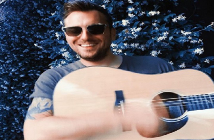 Cesare Cremonini snobba una velina mora. E va in Sardegna con... (foto Instagram)