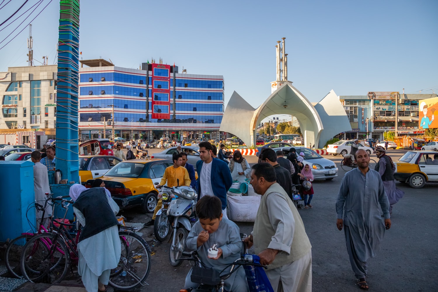 I cinesi si espandono in Afghanistan, concorrenza anche alle piastrelle 