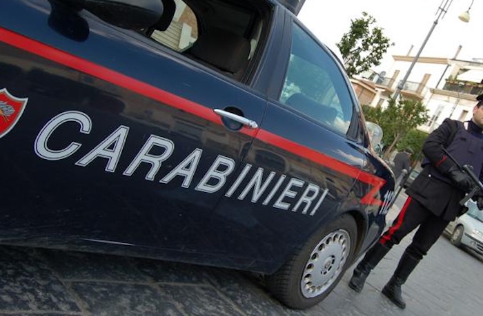 Cisterna di Latina, mamma uccisa in casa. La figlia chiama i carabinieri, il marito in caserma
