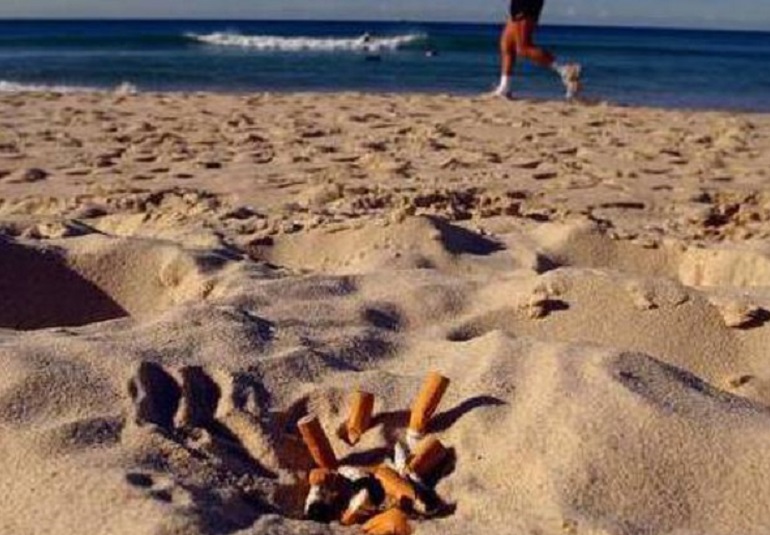 Codacons: "Vietare fumo in spiaggia in tutta Italia" (foto d'archivio Ansa)