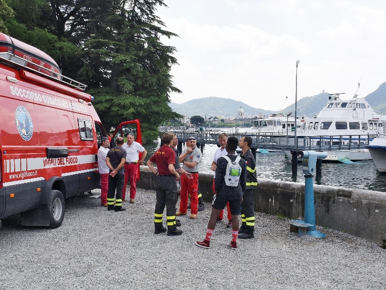 Como, si tuffa nel lago per festeggiare la fine della scuola: morto 15enne (foto Ansa)