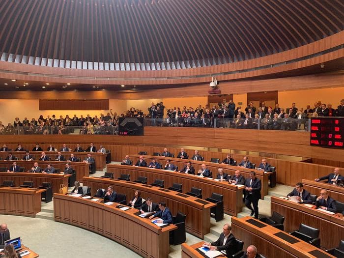 Sardegna, tornano i vitalizi? Prima legge del centrodestra: li chiamano indennità differita