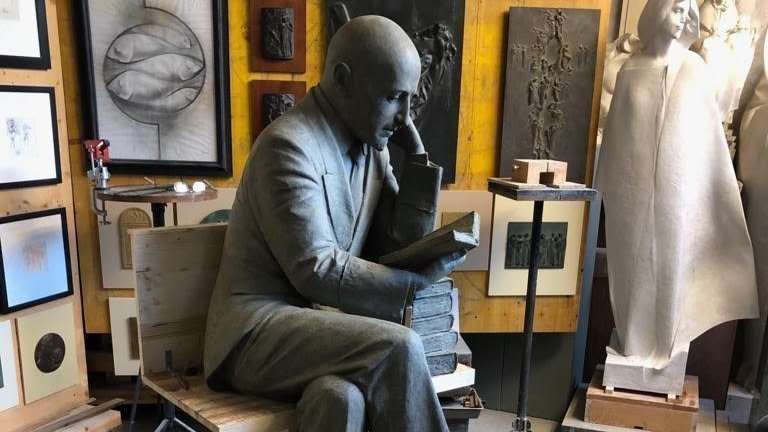 Trieste, la statua di Gabriele D'Annunzio divide i cittadini