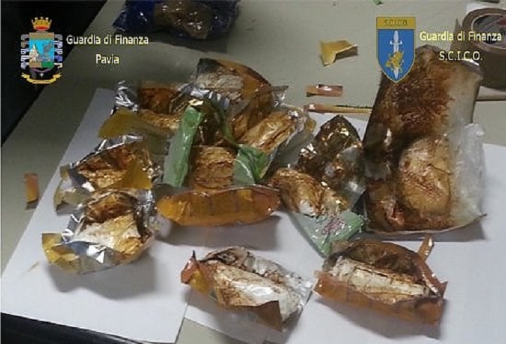 Malpensa, nascondo due chili di cocaina nel bagaglio di una bambina di undici anni: arrestati