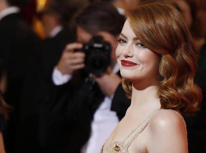 Emma Stone inciampa al concerto delle Spice Girls e si rompe una spalla