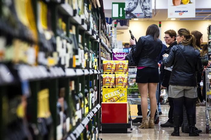 La famiglia italiana spende meno e risparmia su tutto: una su sei sacrifica la salute