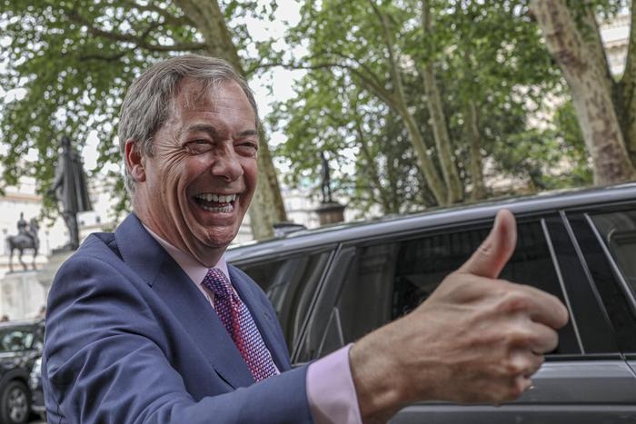 Ue, Nigel Farage non aderisce al gruppo sovranista di Salvini-Le Pen