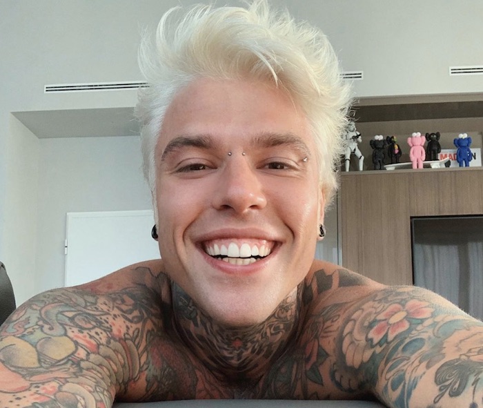 Fedez si tinge i capelli di biondo, Chiara Ferragni spiazza tutti: "Ma quanto sei figo?" FOTO
