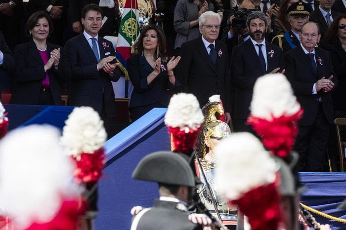 2 giugno, Roberto Fico dedica la Festa della Repubblica a migranti e rom. Salvini: "Mi fa girare le scatole"