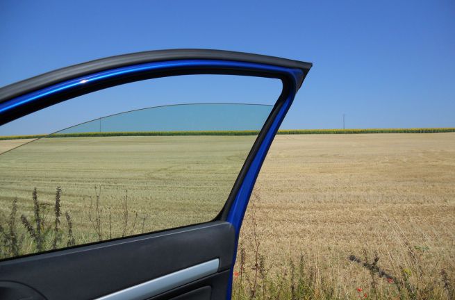 Finestrino dell'auto aperto: 41 euro di multa ad Alghero. E' "istigazione al furto"