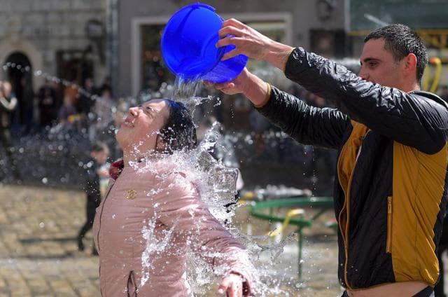 Montebelluna. Stop ai gavettoni di fine anno scolastico: sindaco chiude tre giorni tutte le fontane