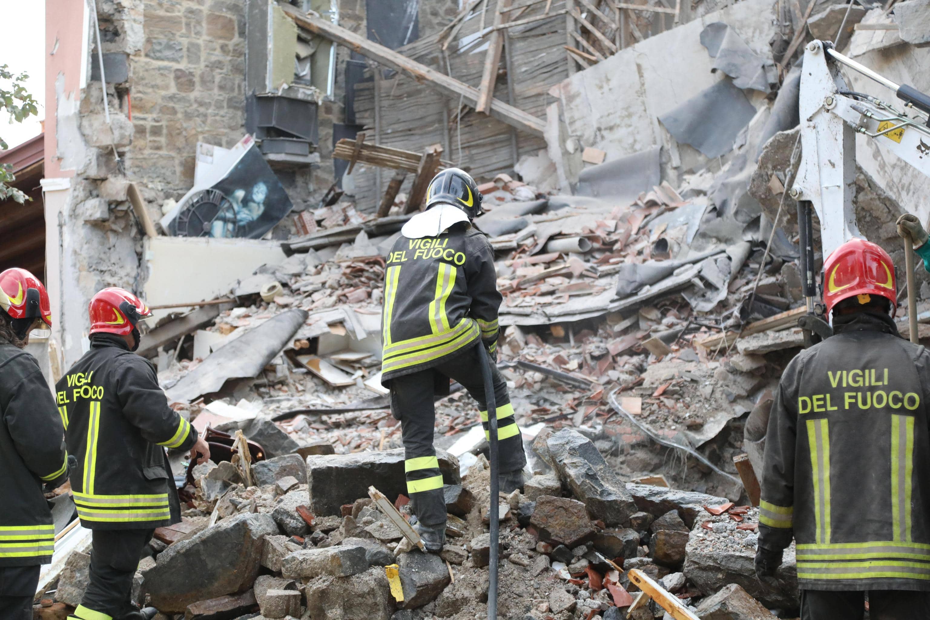 Gorizia, esplosione in una palazzina. Lo scenario di guerra trovato dai vigili del fuoco VIDEO