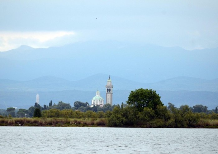Grado, si tuffa dalla barca e non riemerge: disperso in mare un uomo di 56 anni