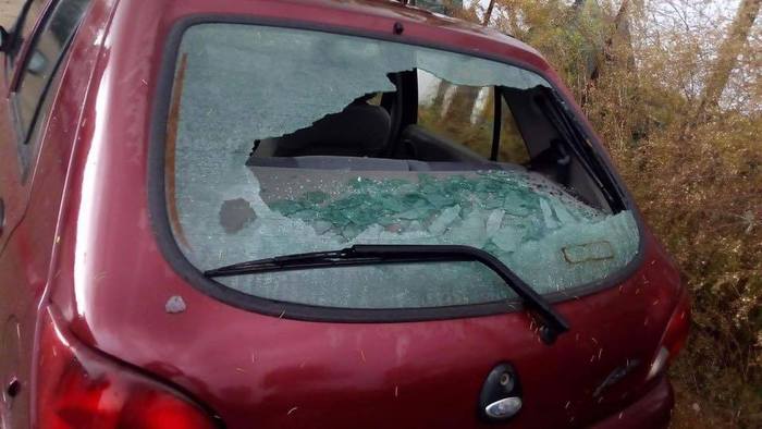 Grandine che sfonda i parabrezza: risarcimento se la polizza comprende gli "eventi atmosferici naturali"