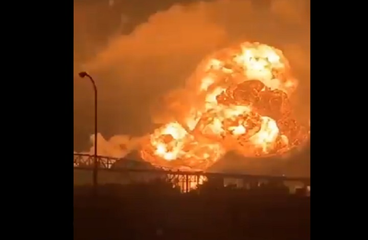 Filadelfia, incendio in una raffineria di petrolio (foto Twitter)