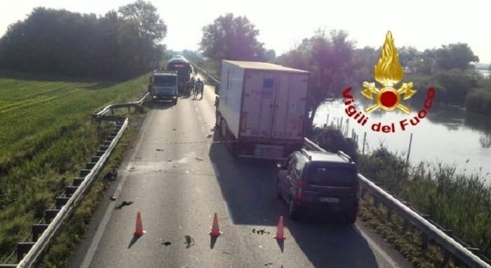 Incidente sulla Jesolana in Veneto: moto contro auto, il motociclista finisce nel fossato e muore