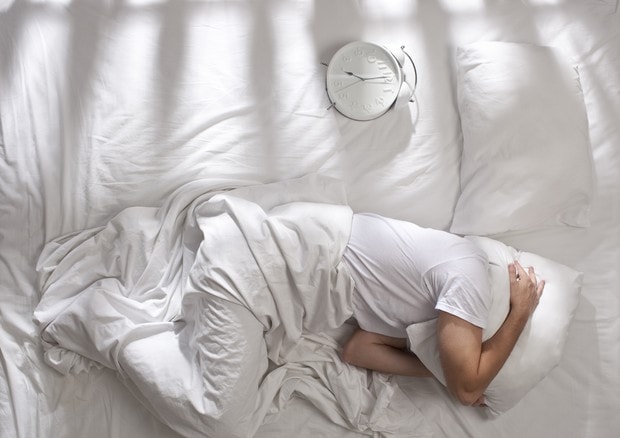 Insonnia, dormire poco fa ingrassare. Ecco come combatterla