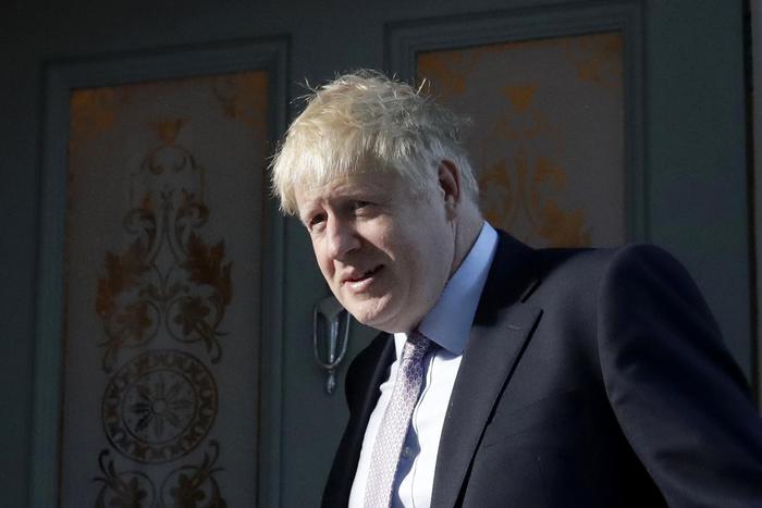 Boris Johnson, lite in casa con la compagna Carrie Symonds. I vicini chiamano la polizia