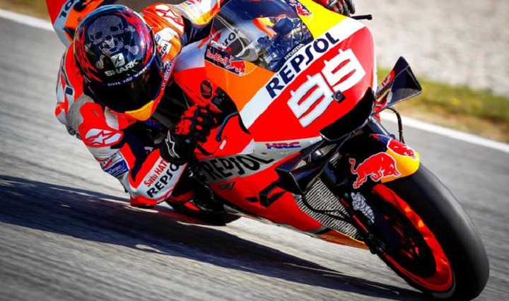 Assen, Jorge Lorenzo cade durante le prove libere. Portato via in ambulanza (foto Ansa)