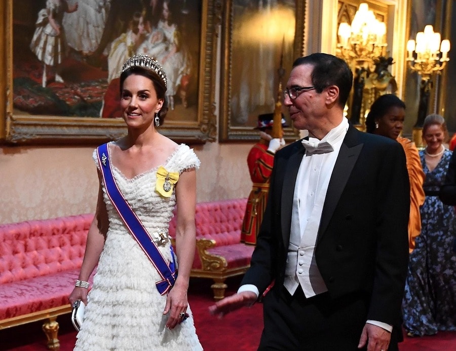 Kate Middleton al banchetto per Donald Trump con la tiara di Diana e gli orecchini negati a Meghan Markle