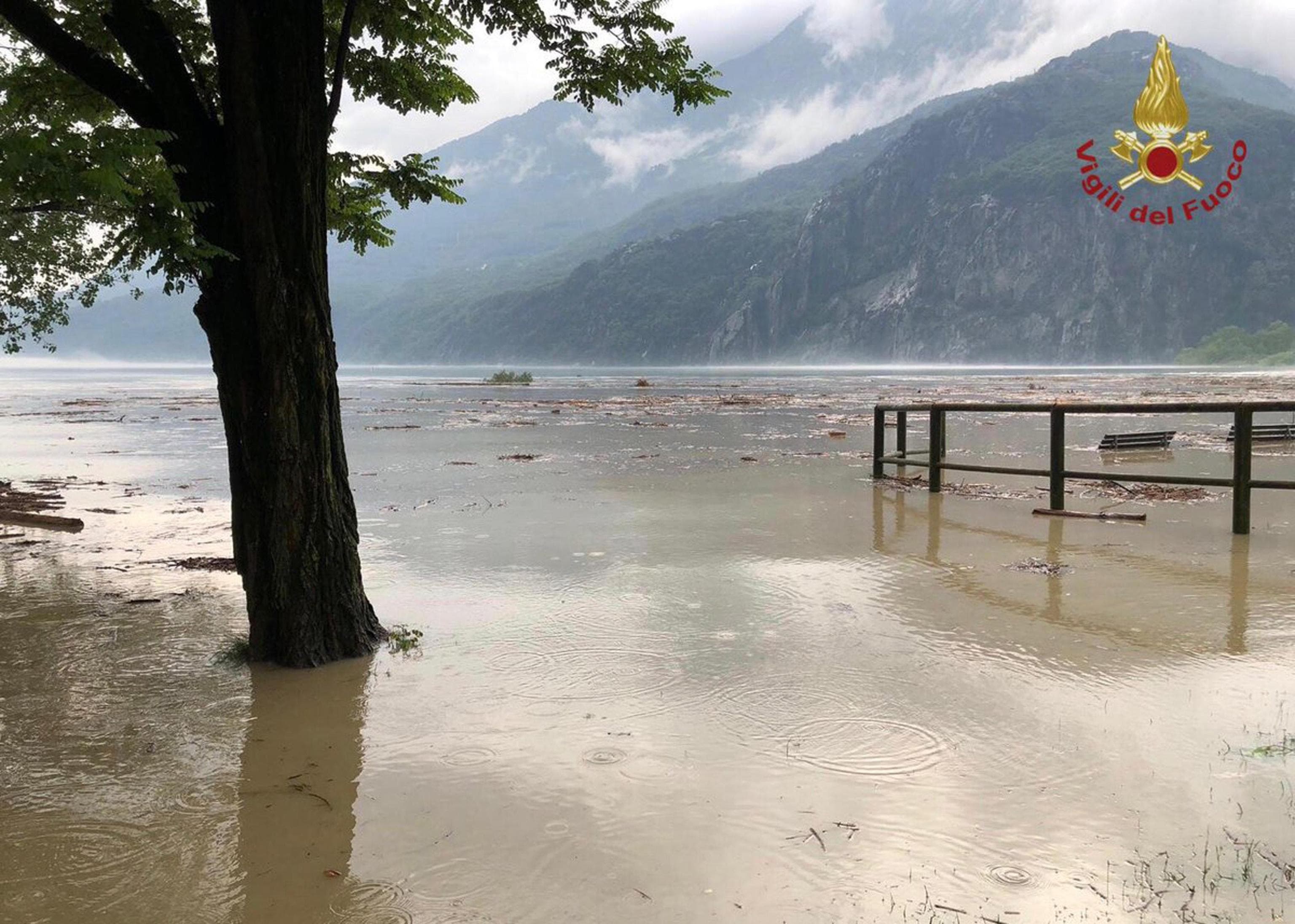 Maltempo in Lombardia: Valle Spluga isolata per le frane, persone intrappolate 12 ore in galleria
