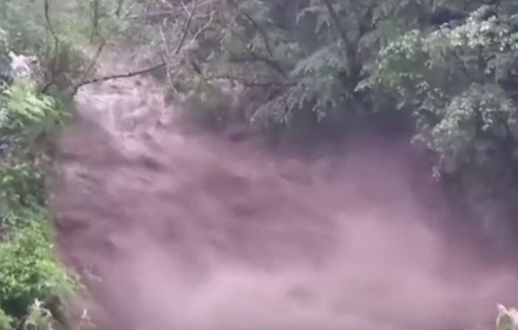 Maltempo in Lombardia, Premana (Lecco) invasa da un torrente di sassi e fango VIDEO