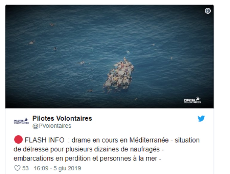 Libia, allarme di Sea Watch: "Gommone carico di migranti è in avaria"