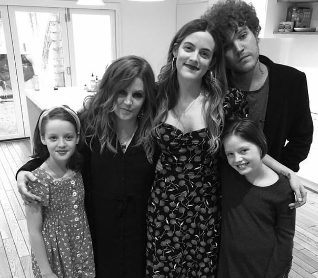 Lisa Marie Presley, la foto di famiglia sui social: "Mamma leonessa con i suoi cuccioli"