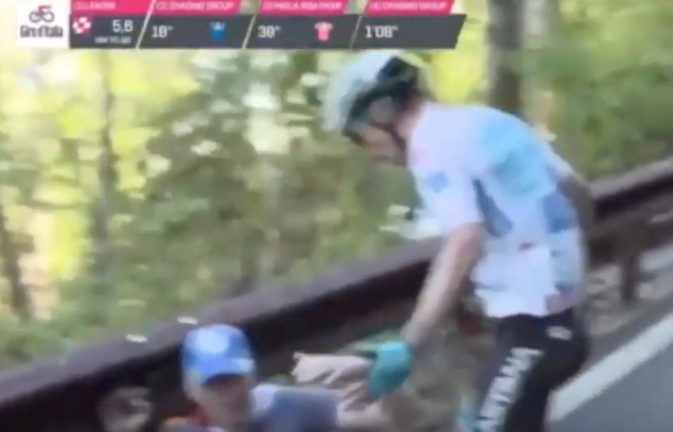 Giro d'Italia, Miguel Angel Lopez cade per colpa di un tifoso: si alza e lo prende a schiaffi VIDEO