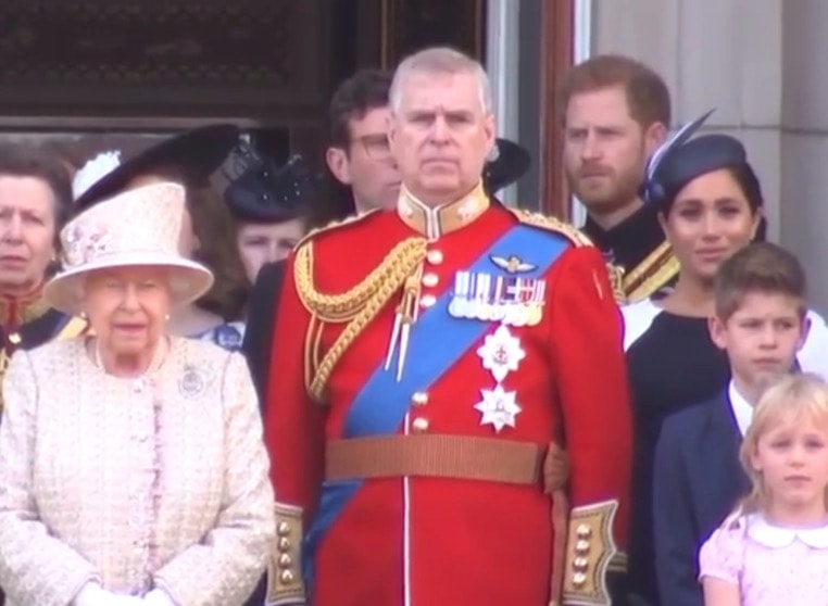 Harry rimprovera Meghan Markle: piccolo scandalo al Trooping the Colour VIDEO