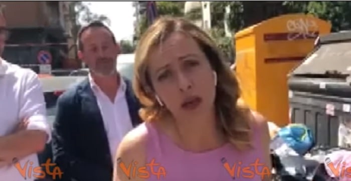 Giorgia Meloni e il VIDEO accanto al cassonetto pieno