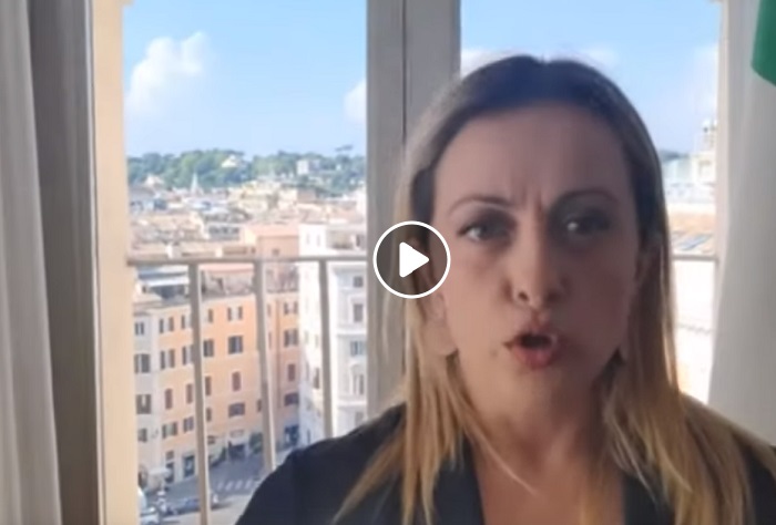 Meloni: "M5s vuole dare 600 euro ai rom che lasciano i campi. E' il reddito di nomadanza"