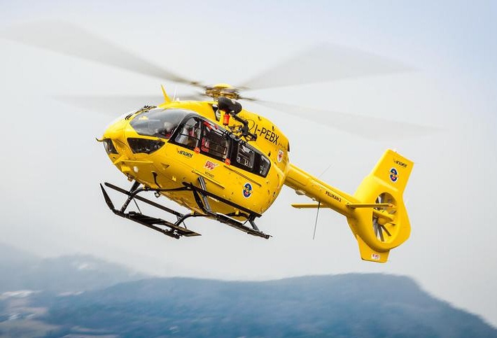 Merano, albero crolla durante bufera: grave una donna tedesca e il figlio di tre anni (foto d'archivio Ansa)