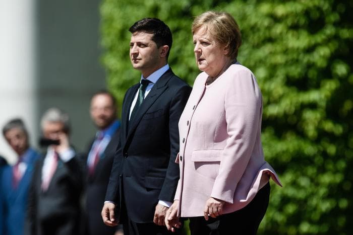 Angela Merkel come sta? La disidratazione da sola spiega il tremore? Medici divisi