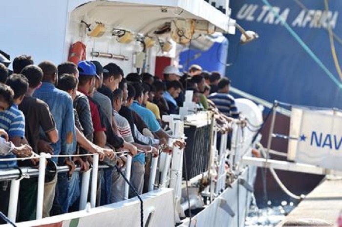 Migranti, altro barcone verso Lampedusa: "40 a bordo, serve porto sicuro"