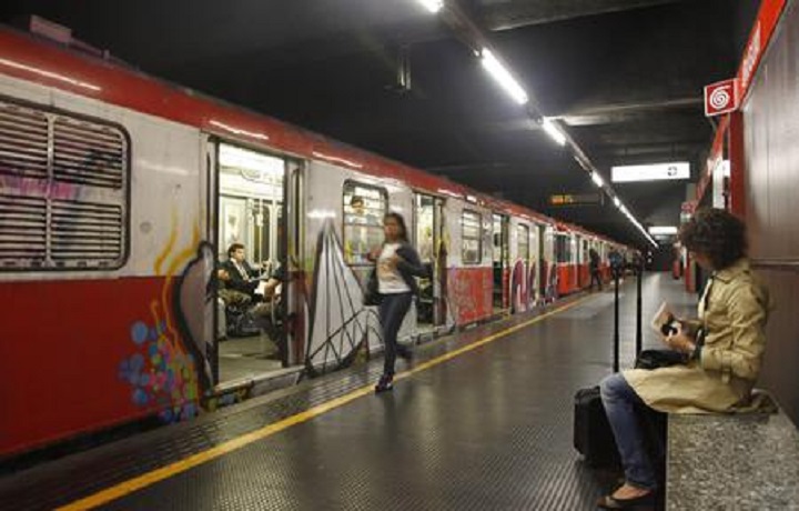 Milano, principio di incendio in metro: circolazione sospesa tra Pagano e Bisceglie (foto d'archivio Ansa)