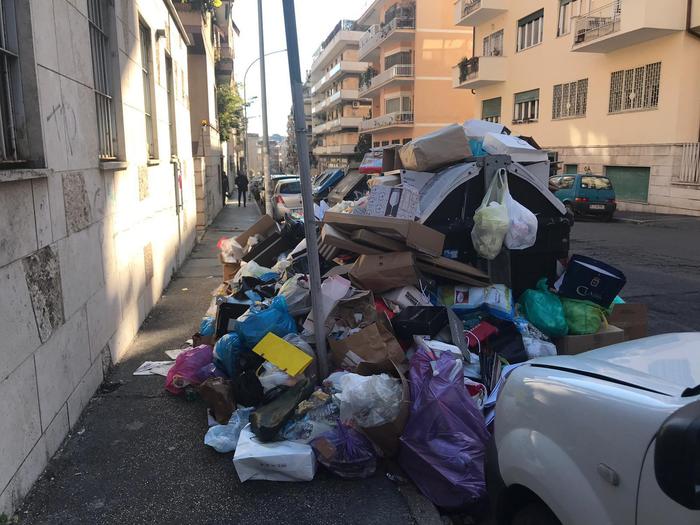 Rifiuti Roma, Ordine dei medici: "La puzza significa contaminazione batterica. Usate i guanti"
