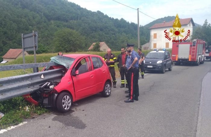 Montoggio, il guardrail sfonda il parabrezza: 20enne salvo per miracolo