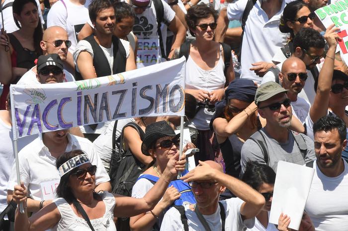 No-vax alla Camera, il vade retro di Giulia Grillo: "Tanto vale Wanna Marchi ministro...""